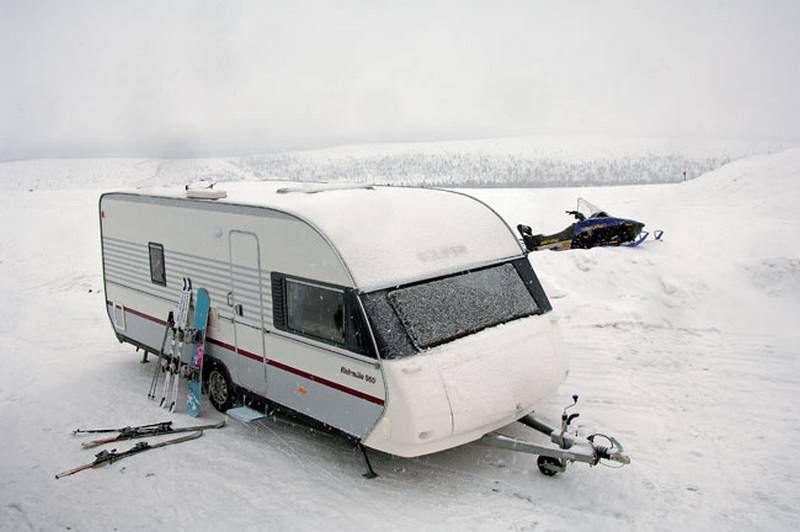 Зимний кемпер. Прицеп-кемпер Polar 730. Прицеп для зимней рыбалки. Домик на колесах для зимней рыбалки. Зимний прицеп дача.